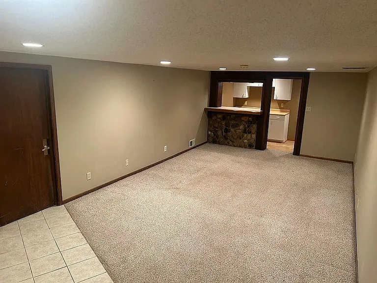341 Parker Ave E — Photo 10