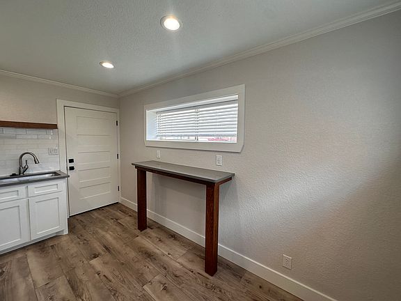4th image of 414 E Elm St #101