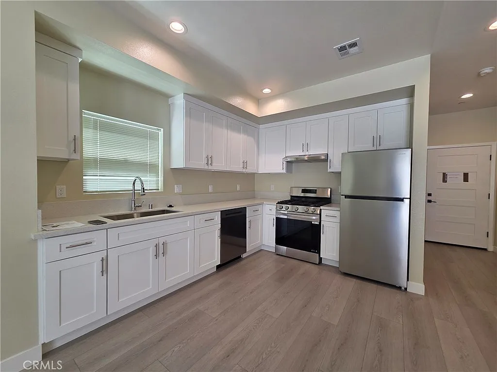 4 bed, 3.0 bath, 1689 sqft, $3,500 — Photo 4