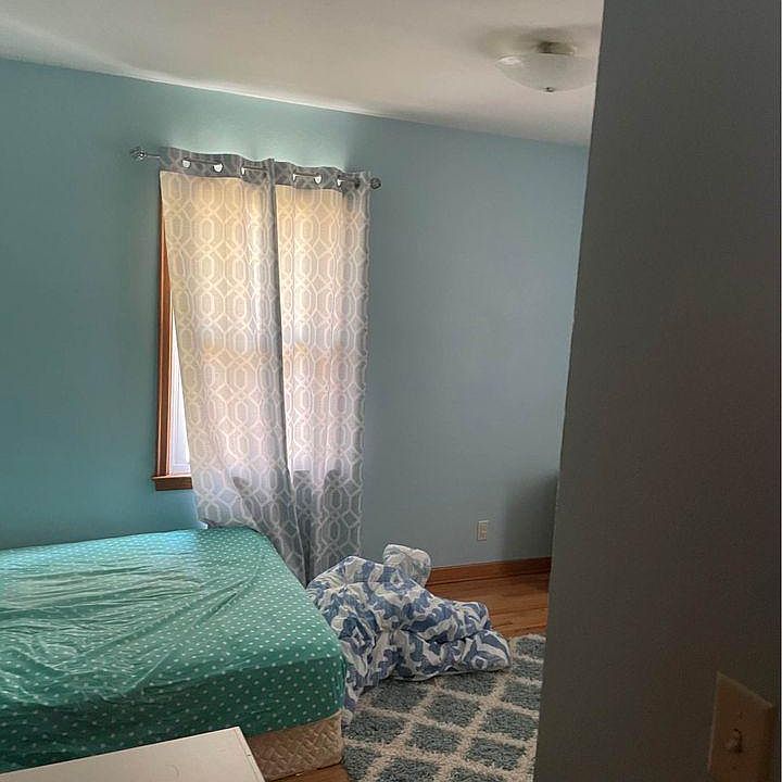 2nd image of 410 E 10th St