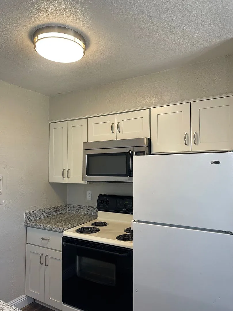 590-596 Iris Drive — Photo 4
