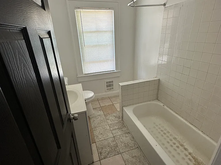 2754 Columbus St — Photo 9