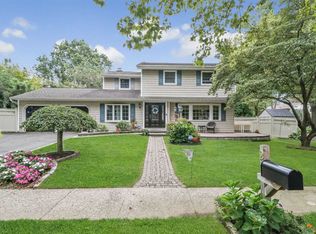 2 Frost Pond Rd, Greenlawn, NY 11740