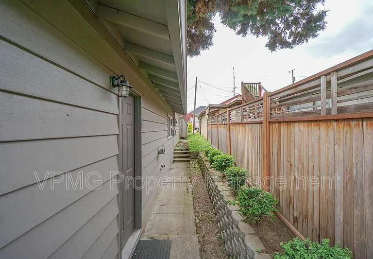 609 W McLoughlin Blvd — Photo 18