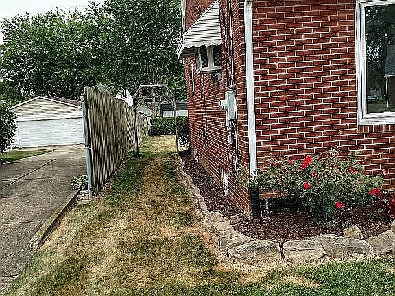 3rd image of 917 Romary Ln