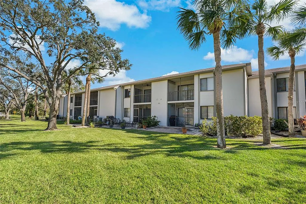 2 bed, 2.0 bath, 1054 sqft, $1,599 — Photo 2