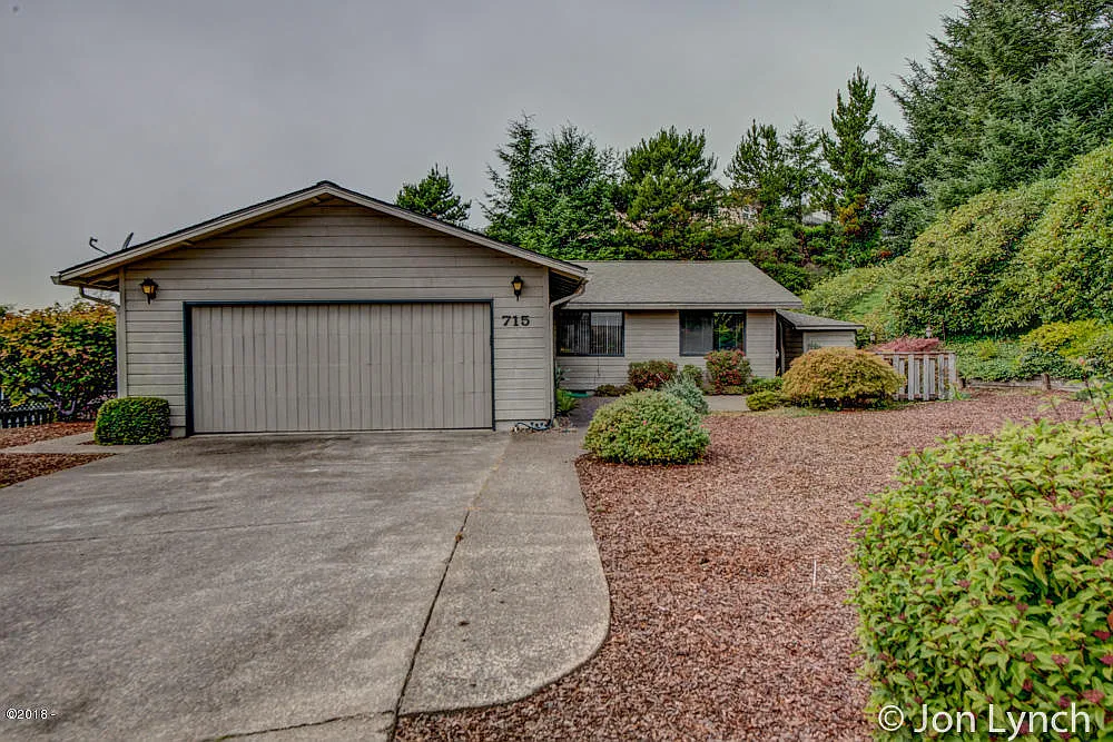 715 NE Jeffries Pl photo 1