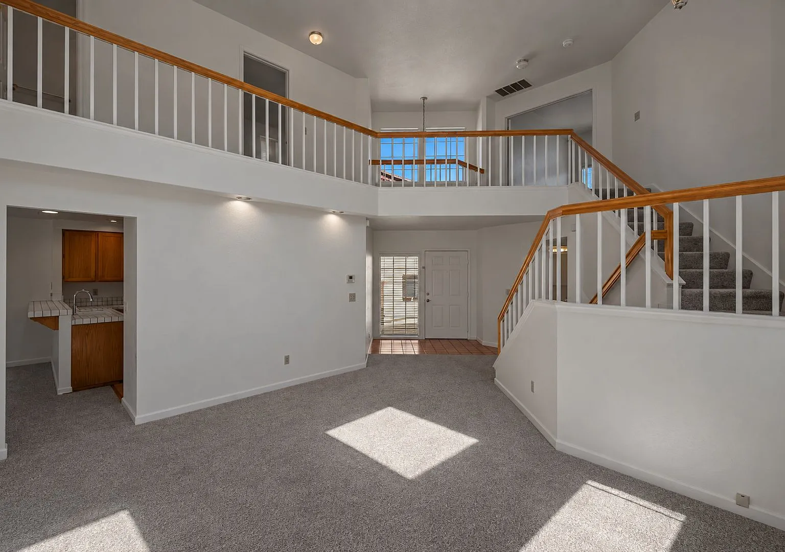 Spacious two-story 4 bed 3 bath home in Lawler Ranch — Photo 2