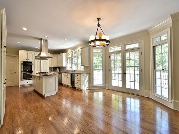 4th image of 4070 Deverell St
