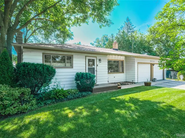 9175 Bernice Dr, Pinckney, MI 48169