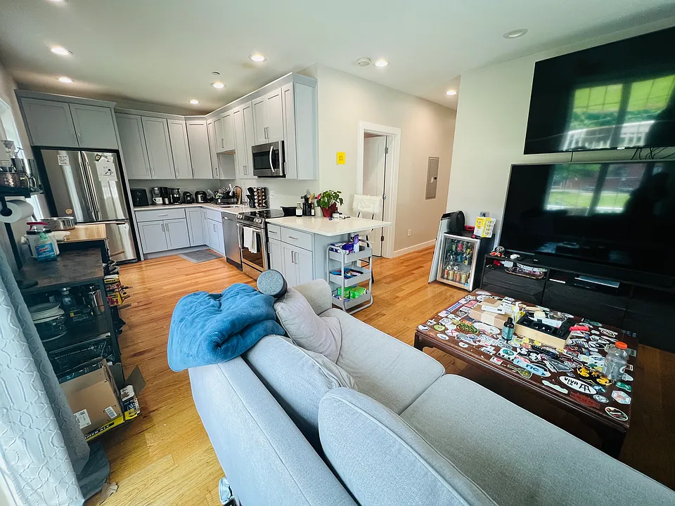 8 W Bellflower St #1