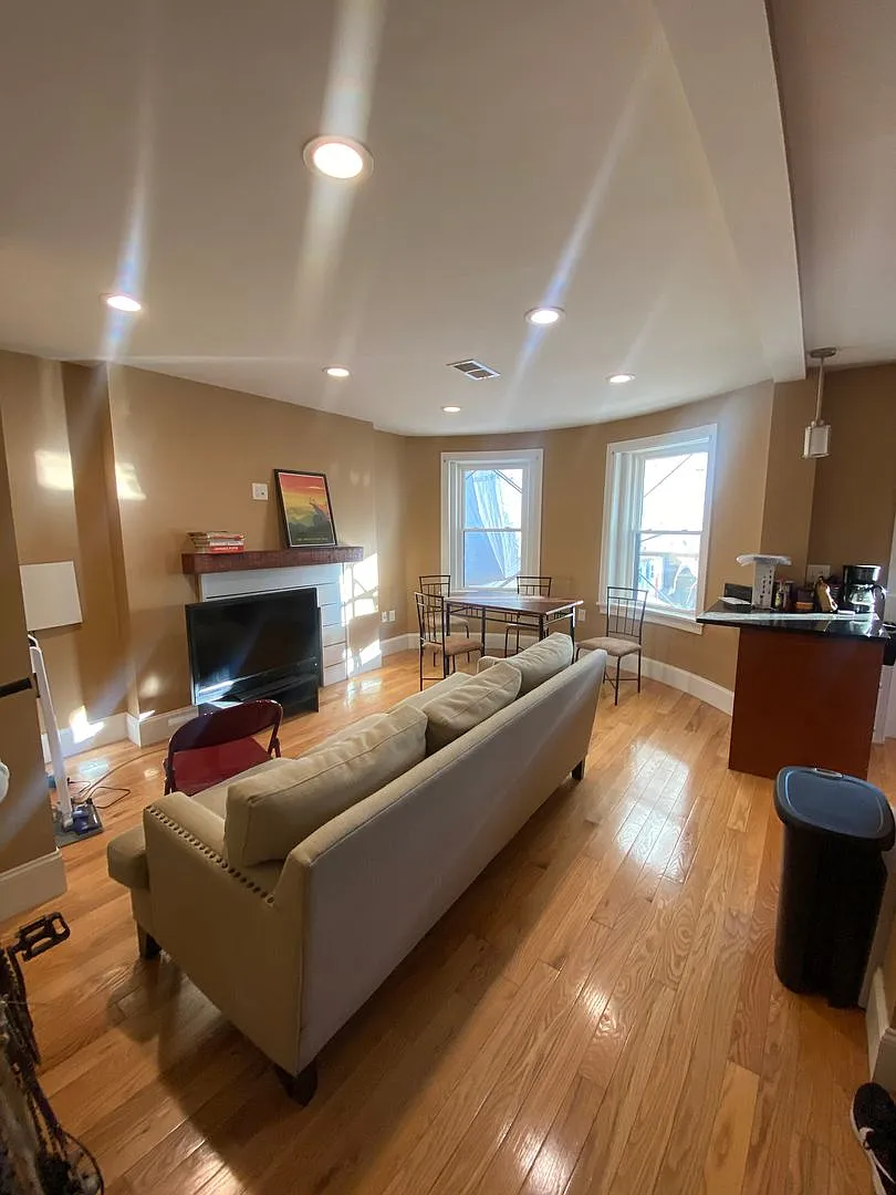 Spacious, Renovated Brookline Village 4 bed/2 bath on Linden St. Pet Friendly Students Welcome — Photo 2