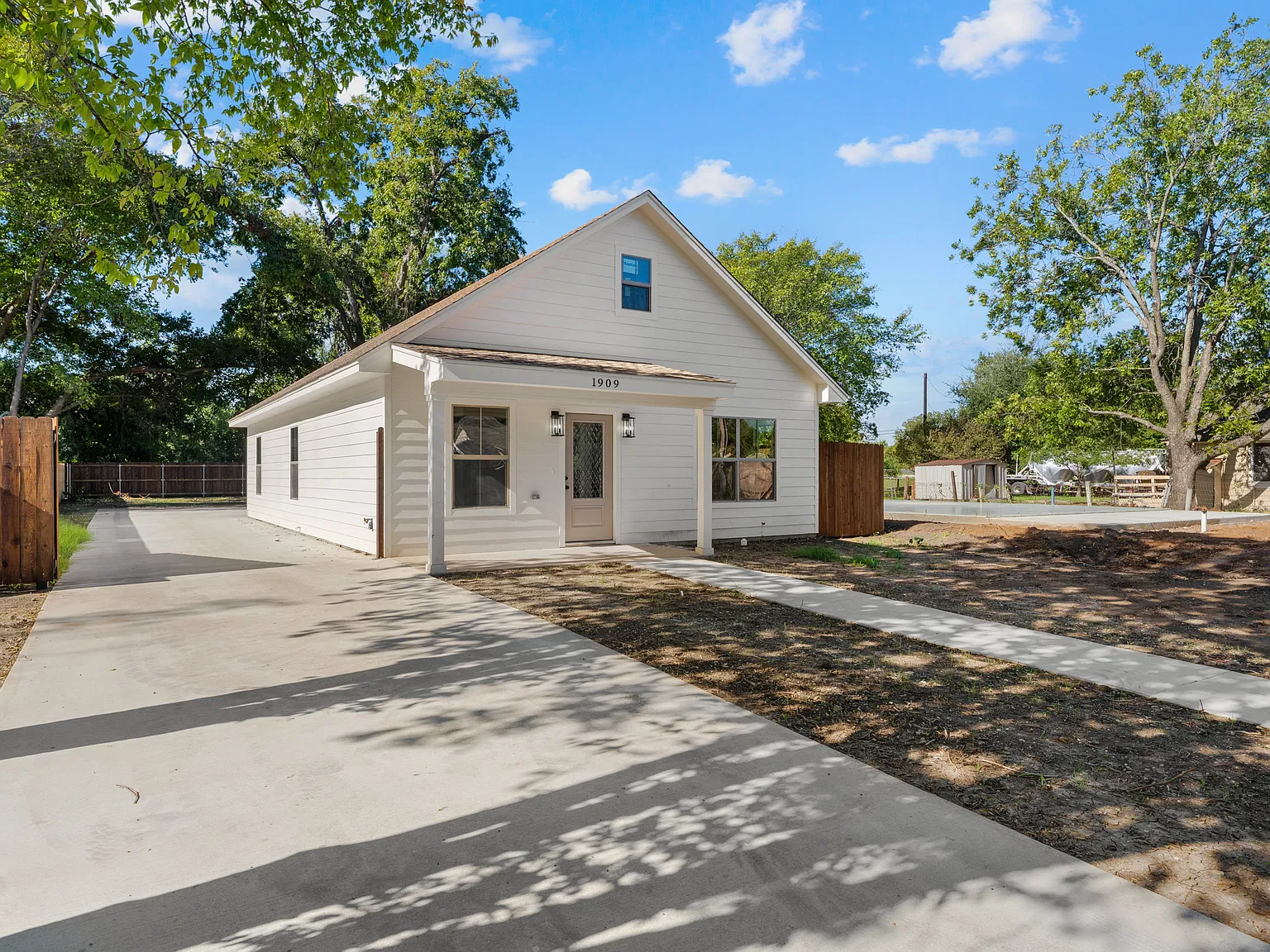 3 bed, 1200 sqft, $2,000 — Photo 1