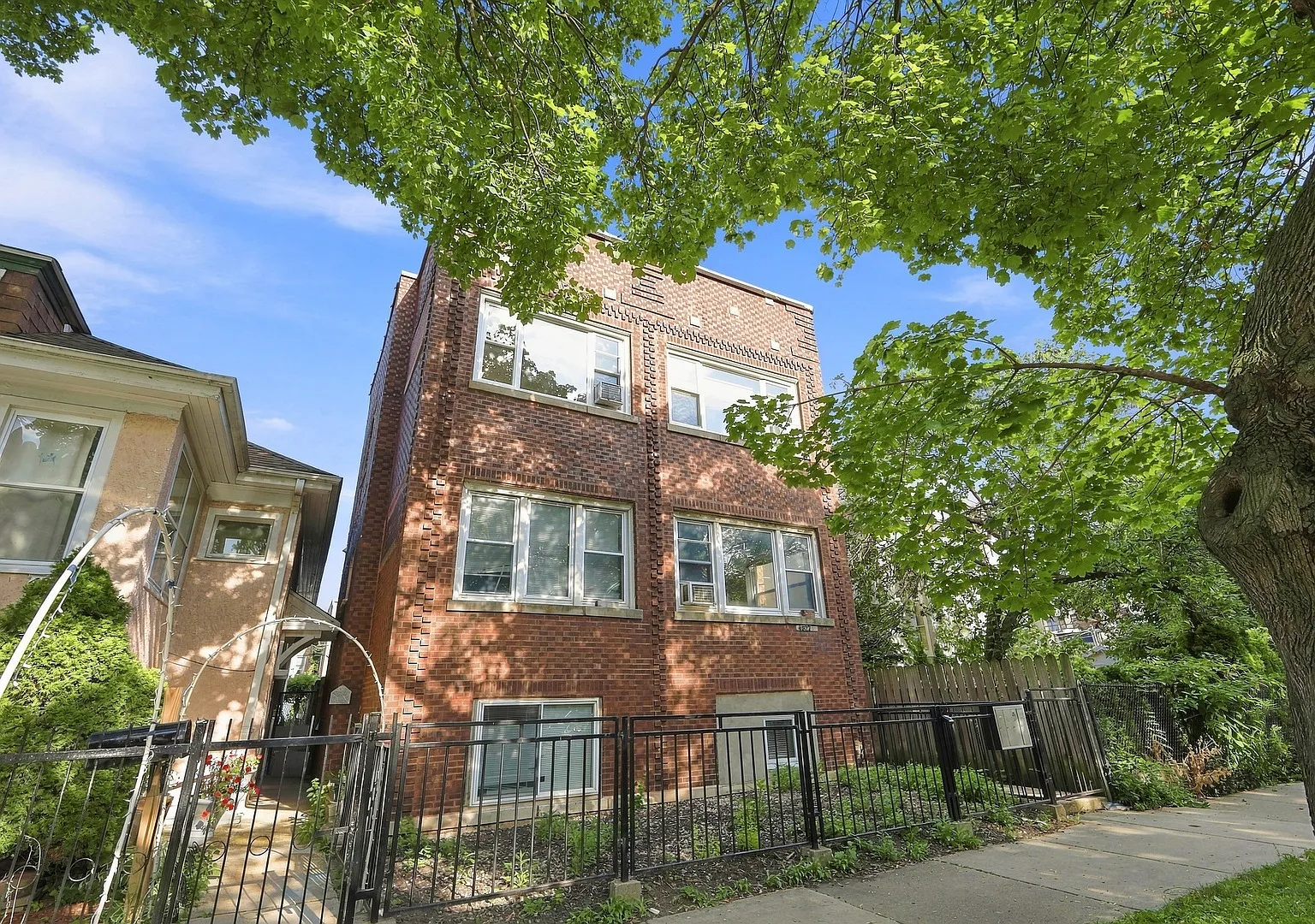 1 bed, 900 sqft, $1,600 — Photo 1
