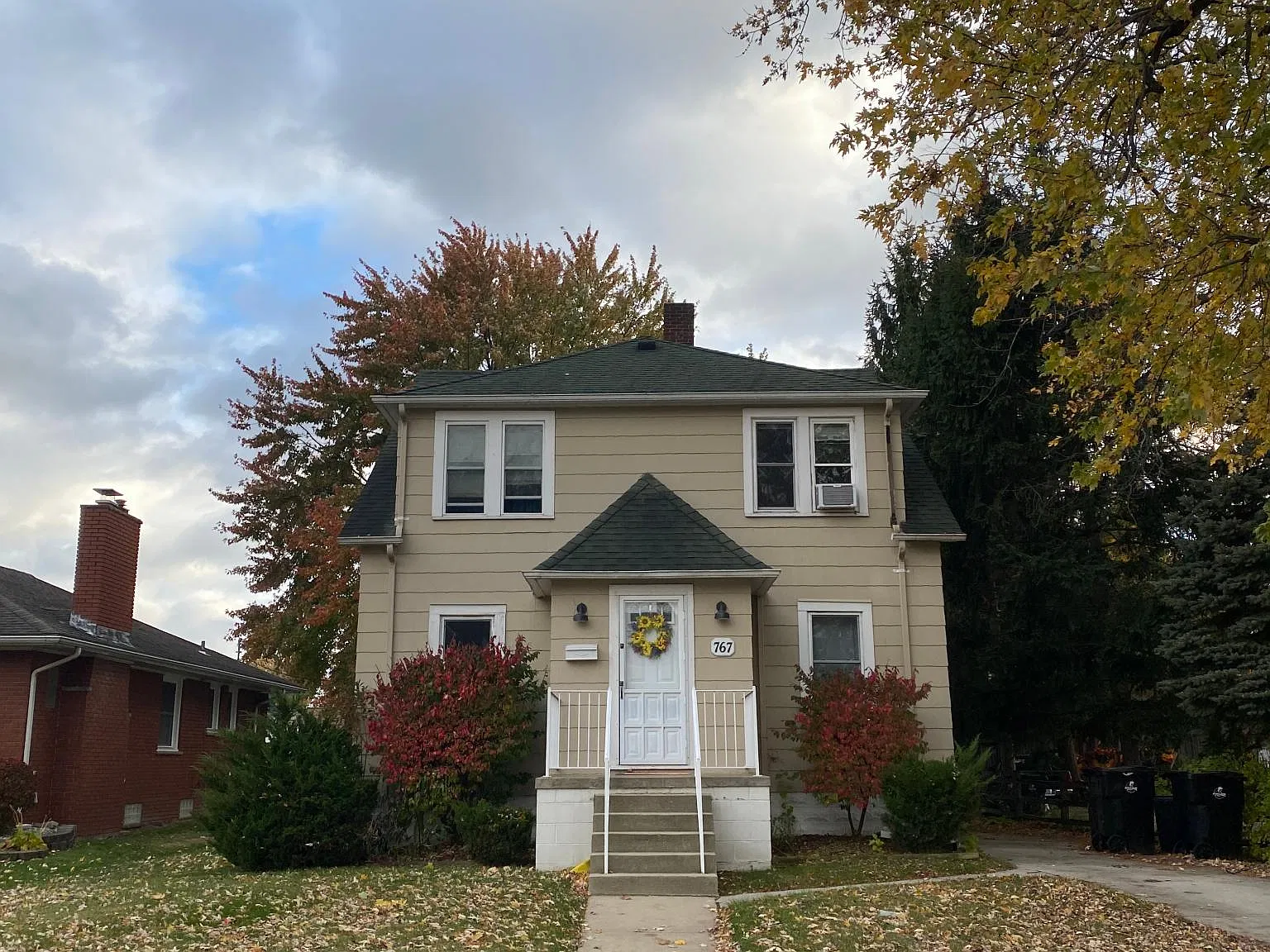 767 Riverbank St — Photo 2