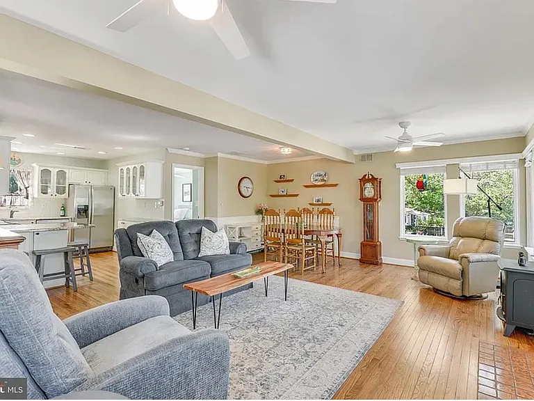 684 N Riverside Dr — Photo 13