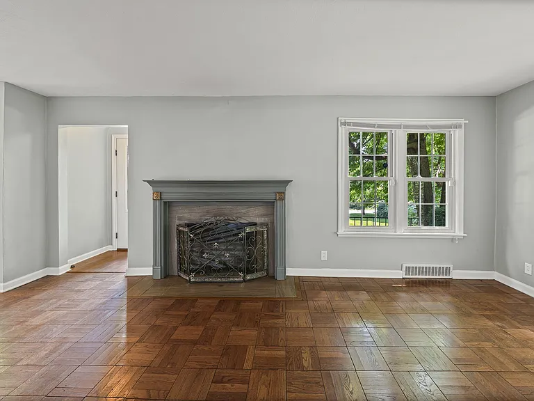2260 N River Rd — Photo 30