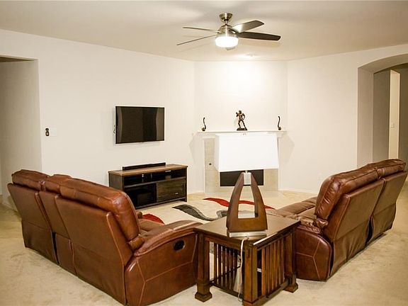 3rd image of 1502 Mockingbird Way