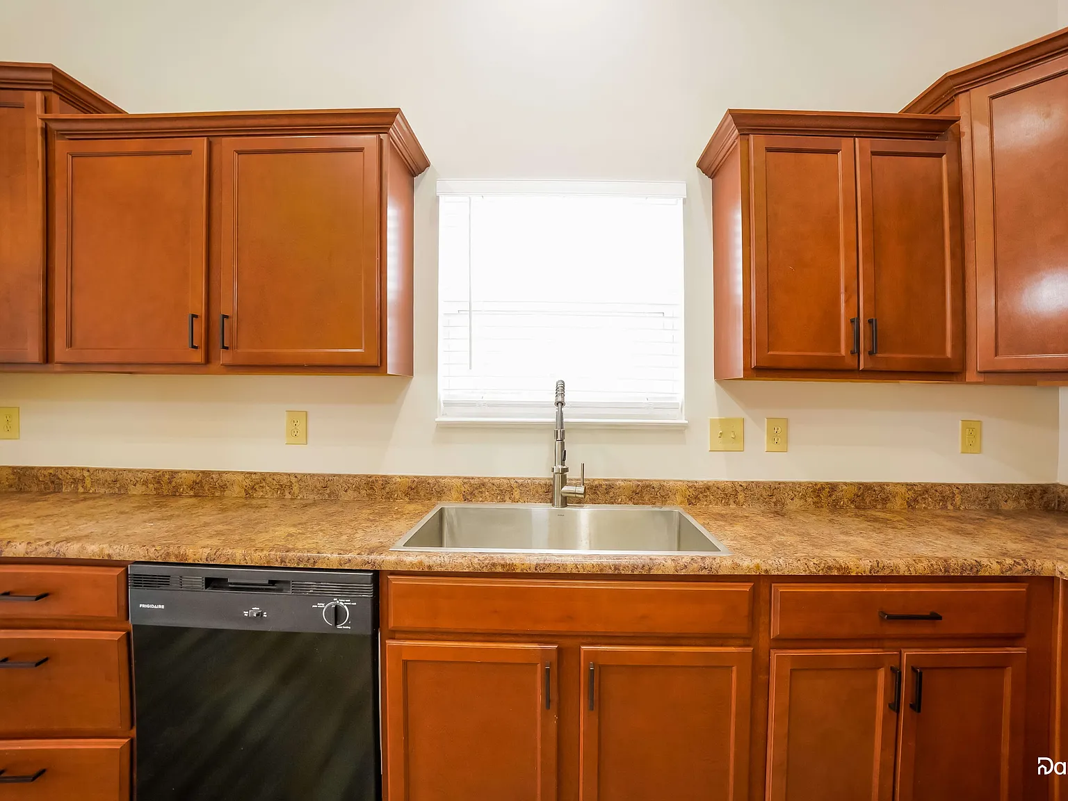 3 bed, 2.0 bath, 1611 sqft, $1,960 — Photo 2