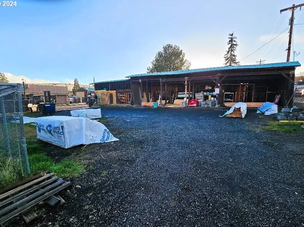 404 Deschutes Ave, Maupin, OR 97037