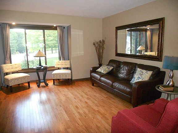 5th image of 3153 Surrey Hill Ln