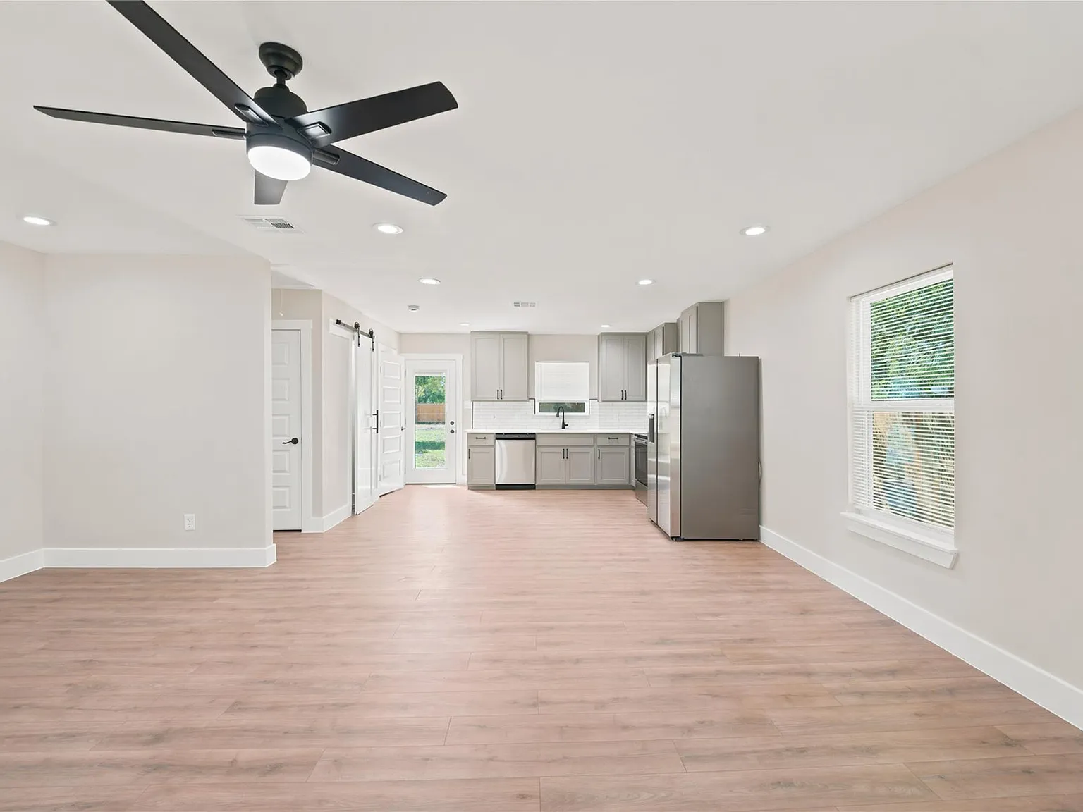 2 bed, 2.0 bath, 1200 sqft, $1,700 — Photo 2
