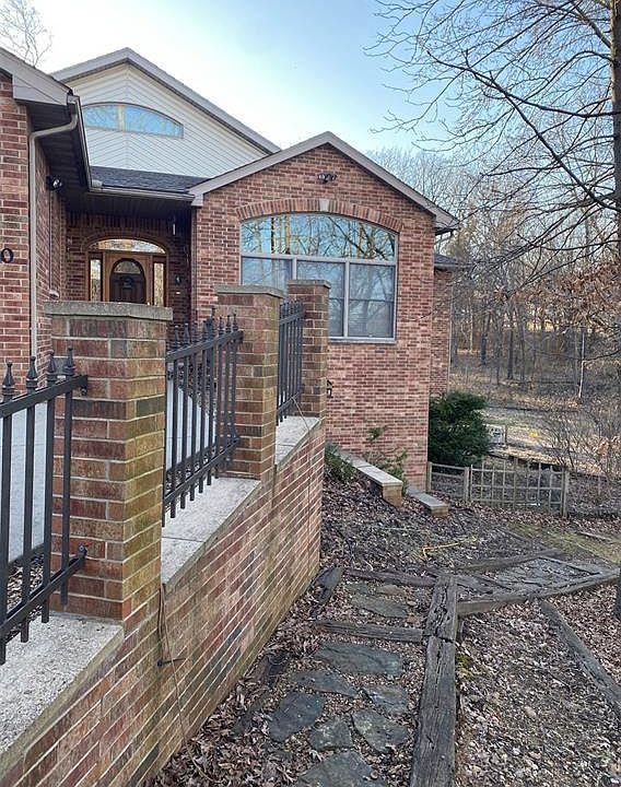 2nd image of 650 Holmes Ln
