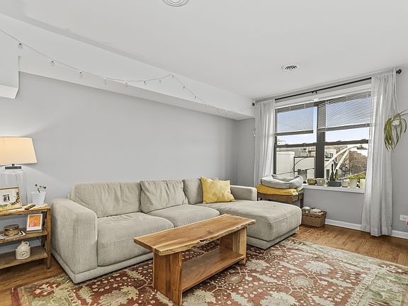 3rd image of 1848 W Augusta Blvd #3