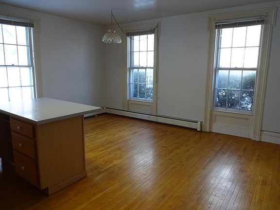 Kitchen (eat-in area)