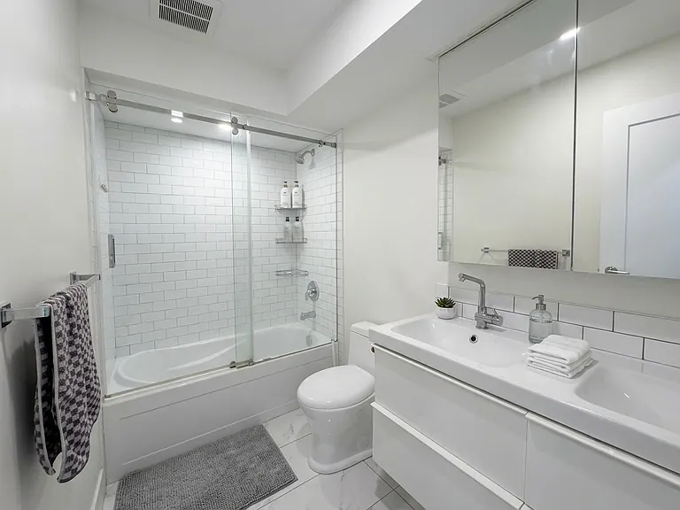 1175 Dovercourt Rd #4 — Photo 8