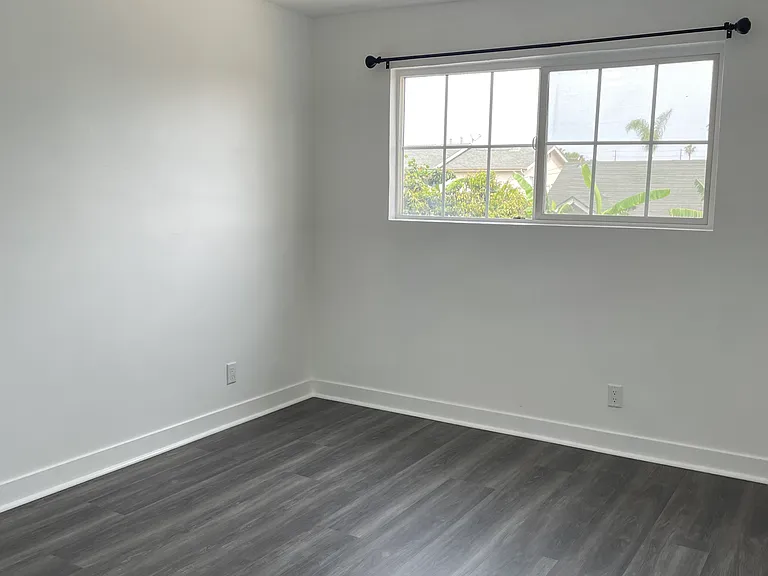 711 W 81st St #5 — Photo 10