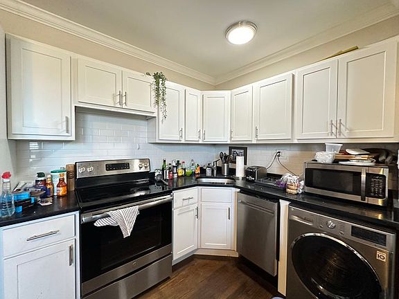 3rd image of 3345 N Marshfield Ave APT 204