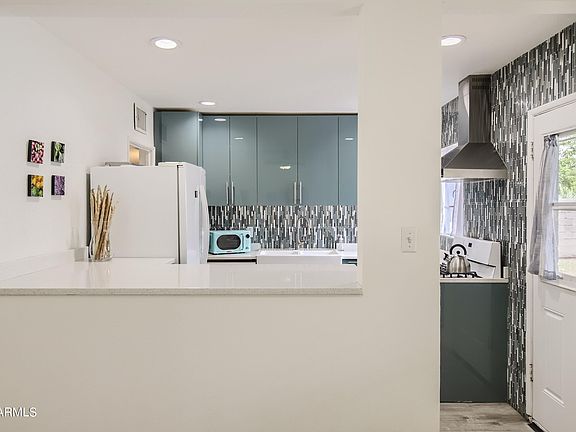 3rd image of 811 W CLARENDON Avenue