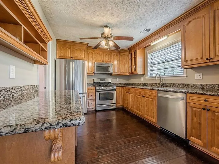 2491 Redfield Dr — Photo 4