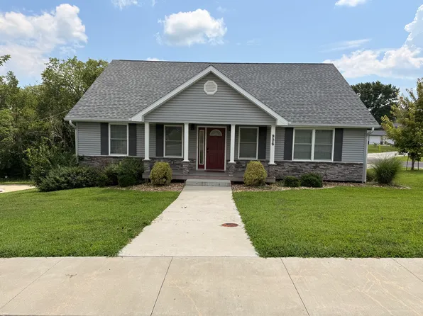 906 Summit Rd, Knob Noster, MO 65336