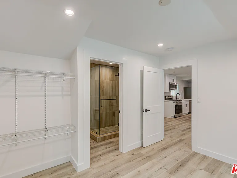 11918 Rochester Ave — Photo 16