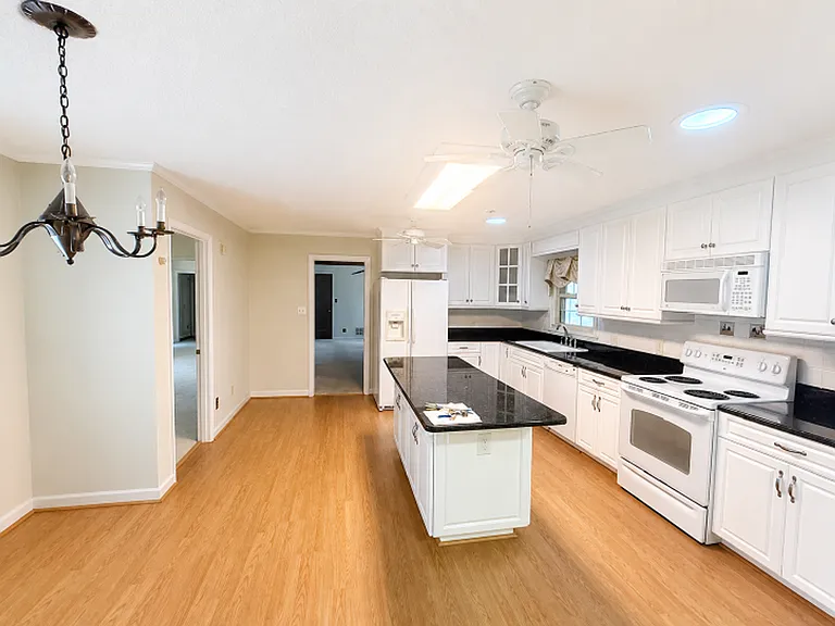 1225 Woodhaven Dr — Photo 2