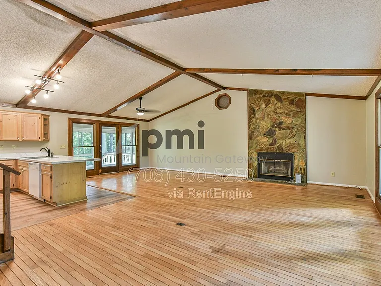 135 Beacon Hill Dr — Photo 2