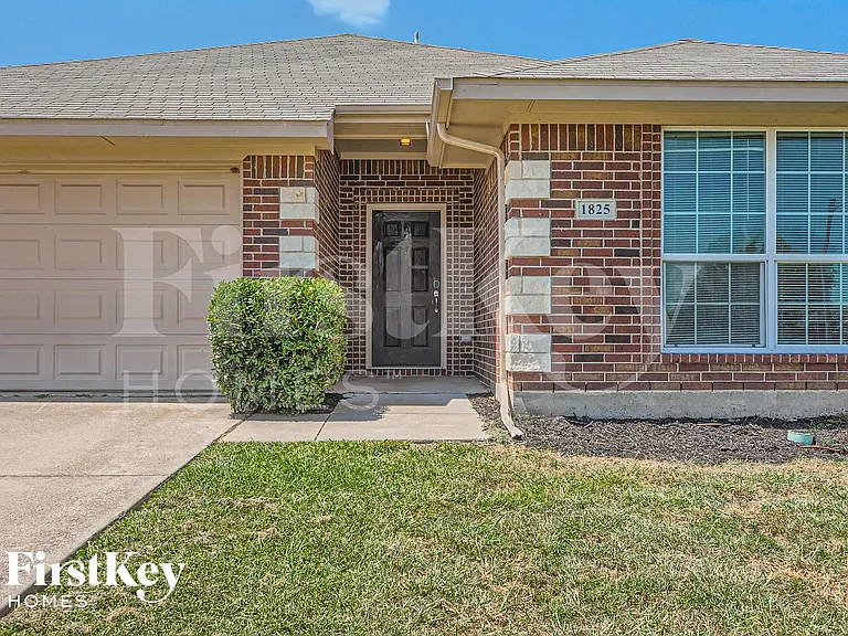 1825 Ridgecrest Dr — Photo 3