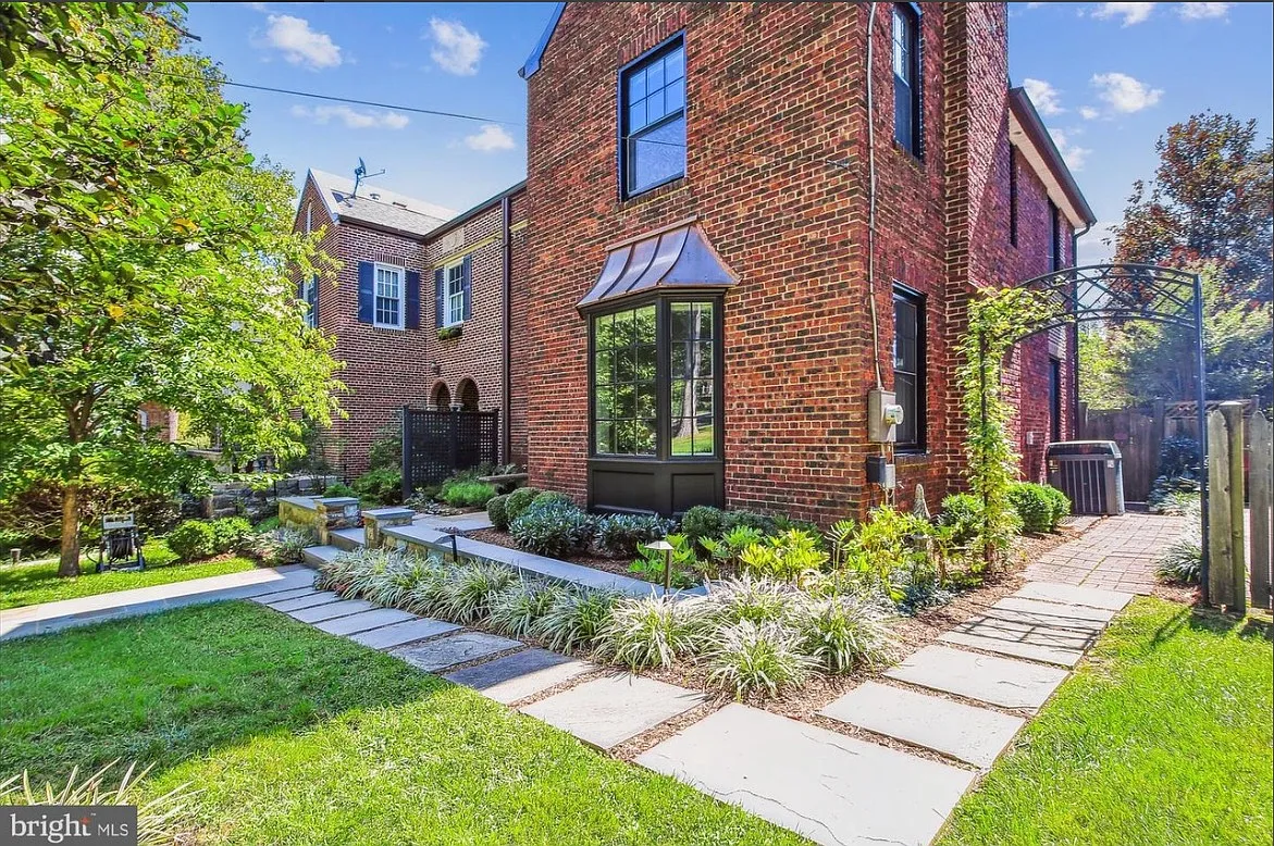 5 bed, 2856 sqft, $4,700 — Photo 1