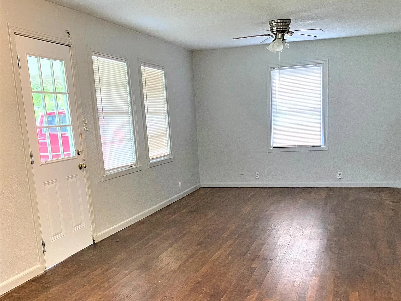2 bed, 1.5 bath, 912 sqft, $1,395 — Photo 2