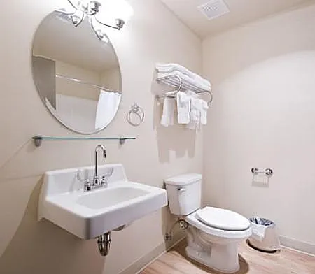 Catalina Apartments — Photo 6