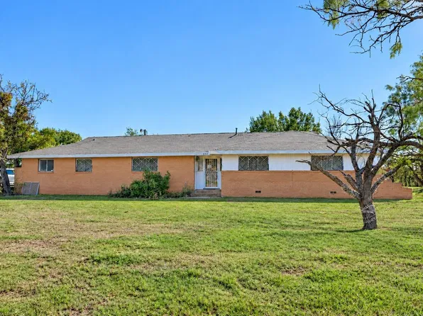 908 S Center St, Archer City, TX 76351