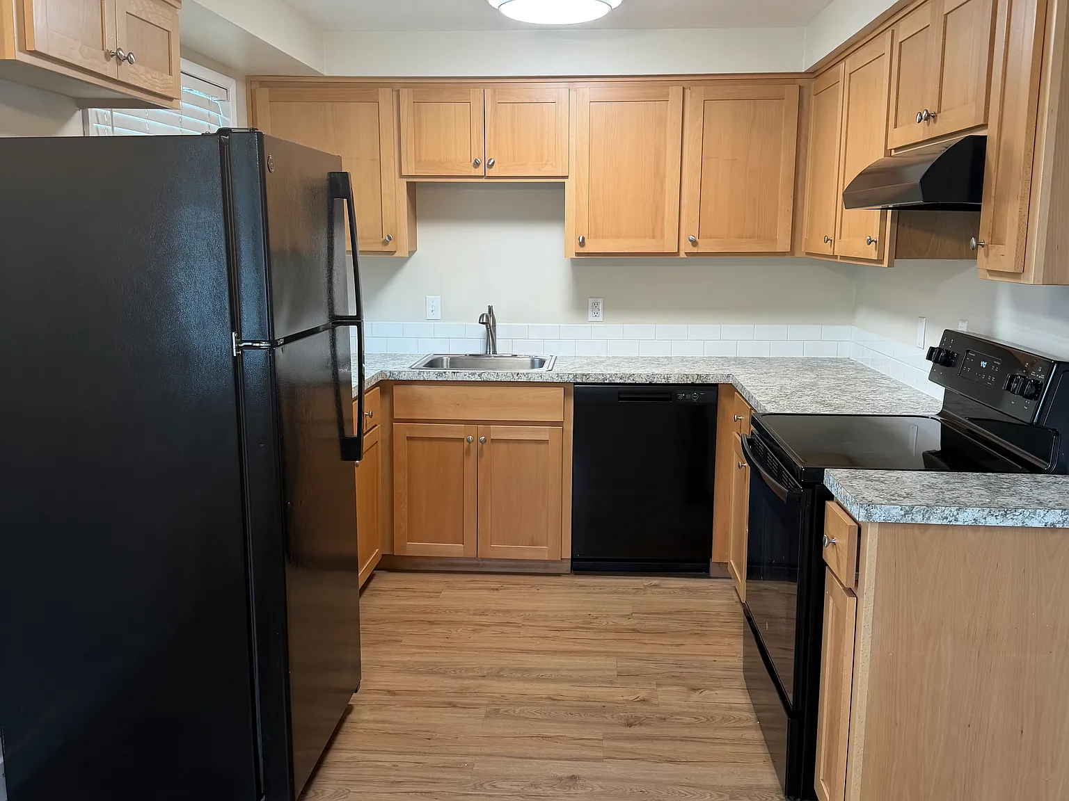 2 bed, 975 sqft, $1,695 — Photo 1