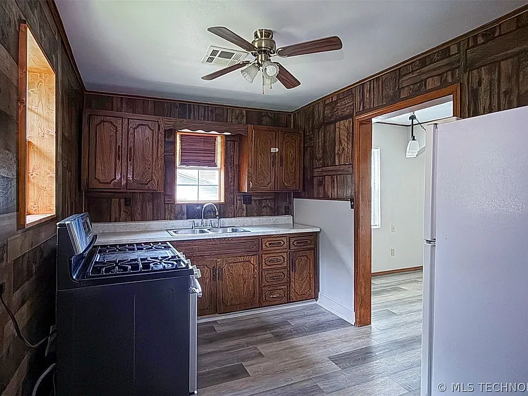 613 W 23rd St — Photo 15