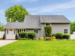 6 Rim Ln, Hicksville, NY 11801