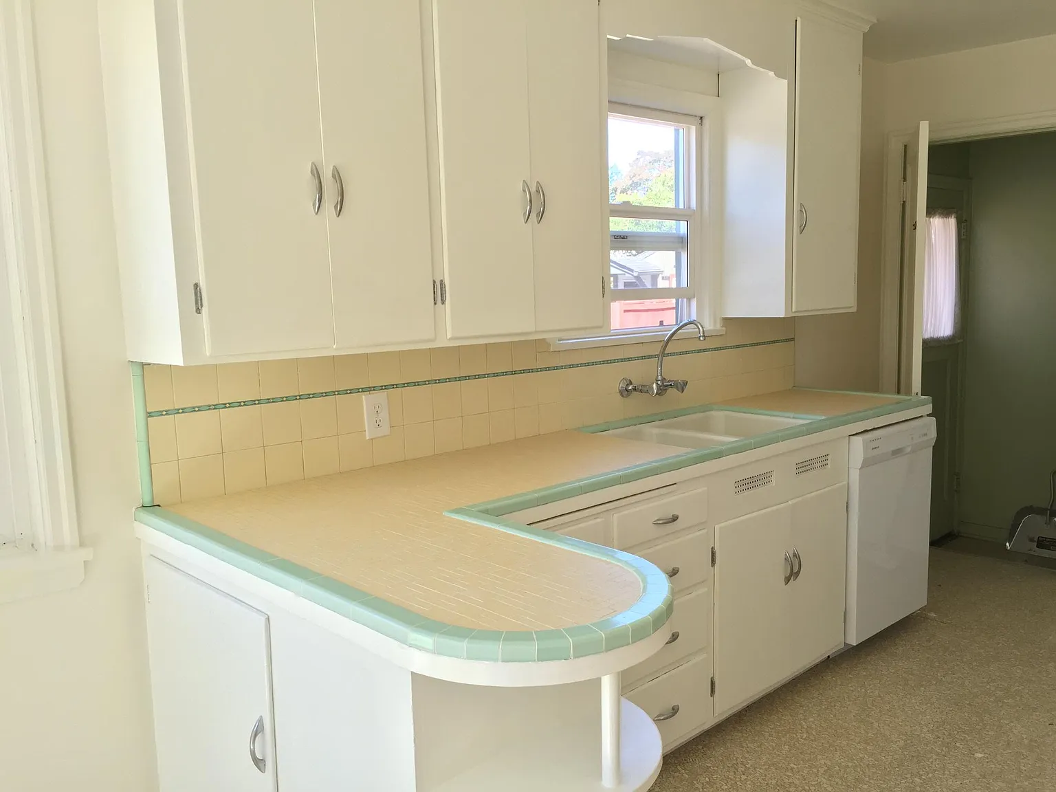 3 bed, 1808 sqft, $2,500 — Photo 3