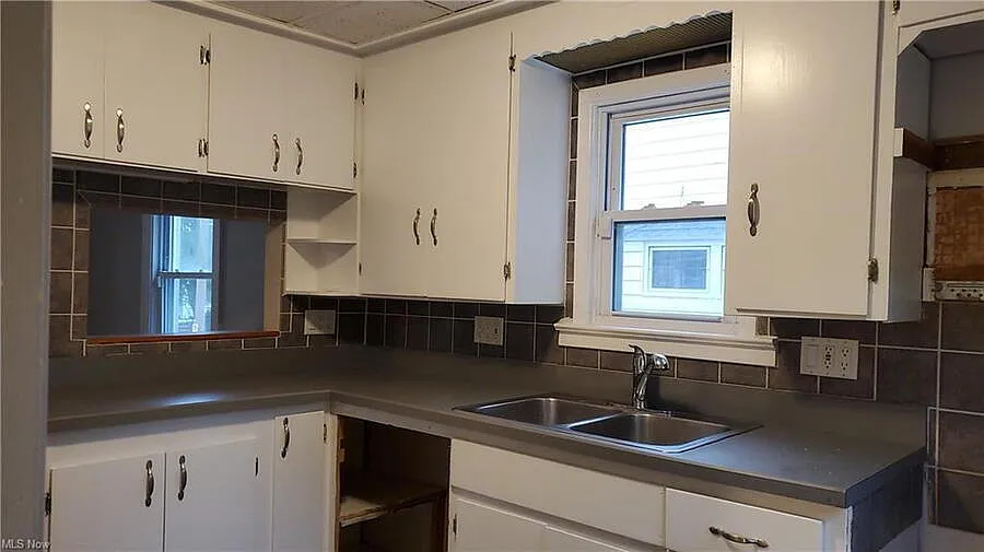3-Bedroom Single-Family Home with Appliances and Detached Garage in South Euclid — Photo 4