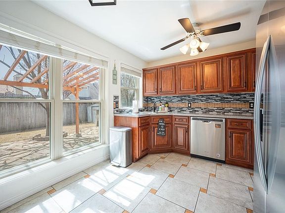 5th image of 3824 Huckleberry Dr