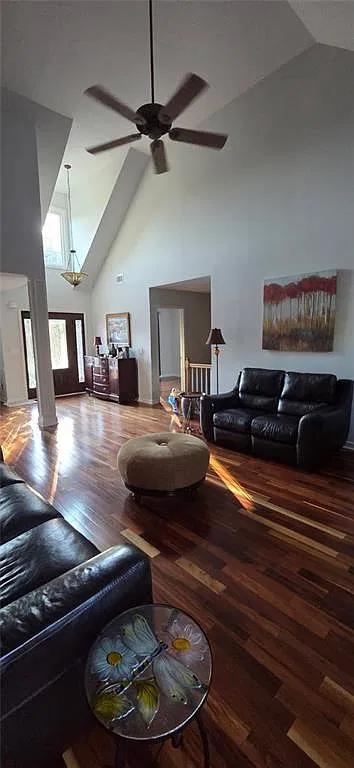 2 bed, 1.0 bath, 1728 sqft, $1,200 — Photo 1